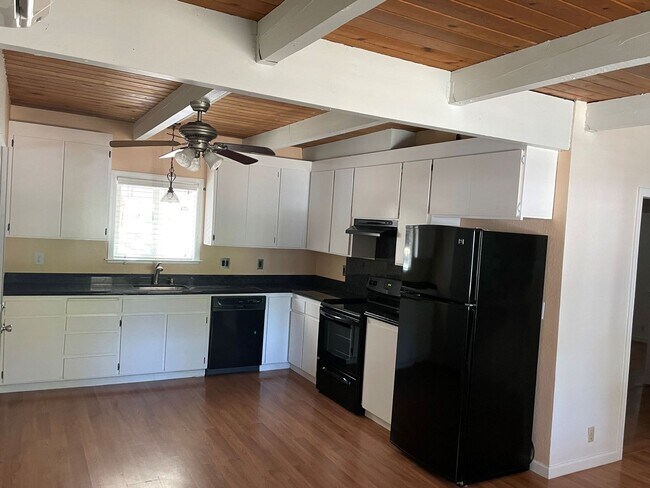 Foto del edificio - 4 bedroom, 2 bath home in Lake Wildwood ga...