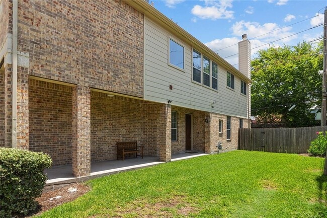 Building Photo - 2723 Wallingford Pnes