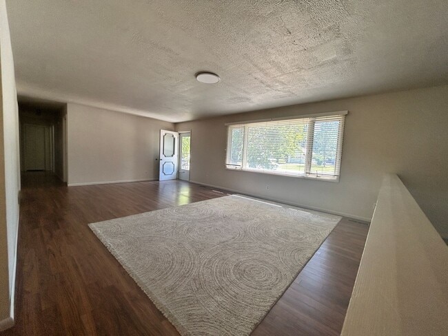 Building Photo - Large home in beautiful Stevensville setting