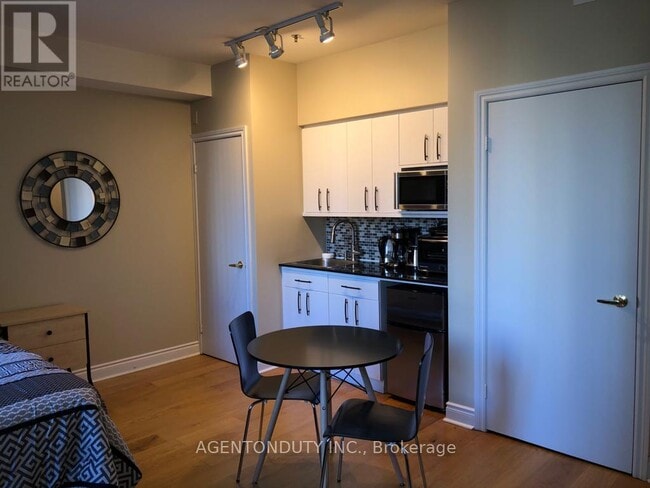 Building Photo - 73 Richmond St W