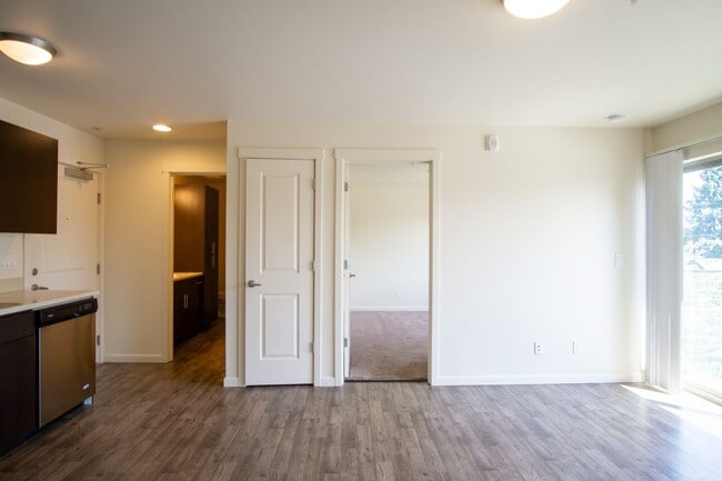 Building Photo - Top Floor 1 Bdr w/Modern Amenities in SE + Pet Friendly!