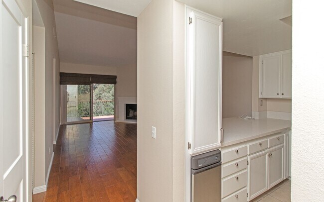 Building Photo - Beautiful 2 Bedroom Carlsbad Condo!