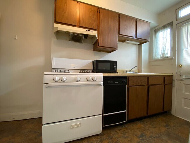 Foto del edificio - Stunning Two Bedroom Apartment in Oakland! Washer & Dryer Hook-Ups in Basement! Call Today!
