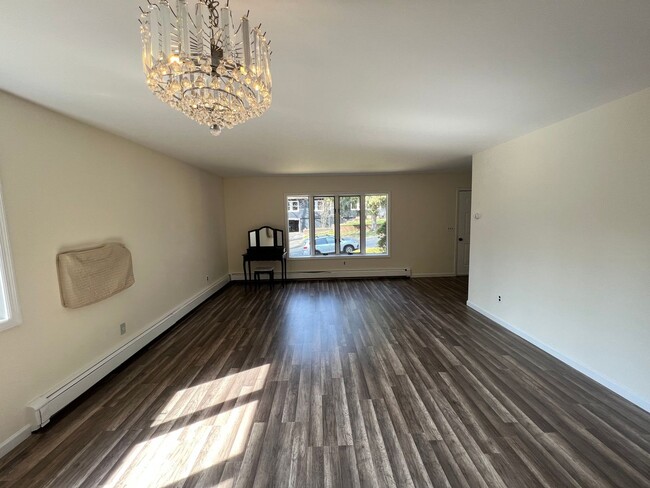 Building Photo - Terrific 3 Bed/2 Bath Home in Oyster Bay!