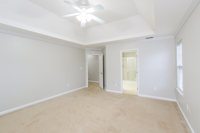 Building Photo - Spacious 4 Bedroom Home