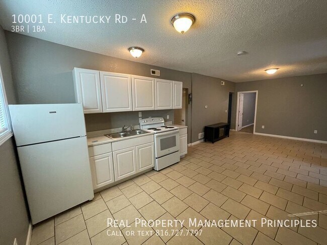 Building Photo - Spacious, Single-Level Townhouse Stunner!