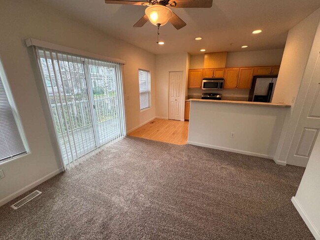 Building Photo - Tigard Townhouse in a Beautiful Neighborhood