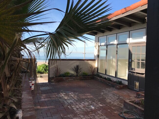 Private patio - 3820 The Strand