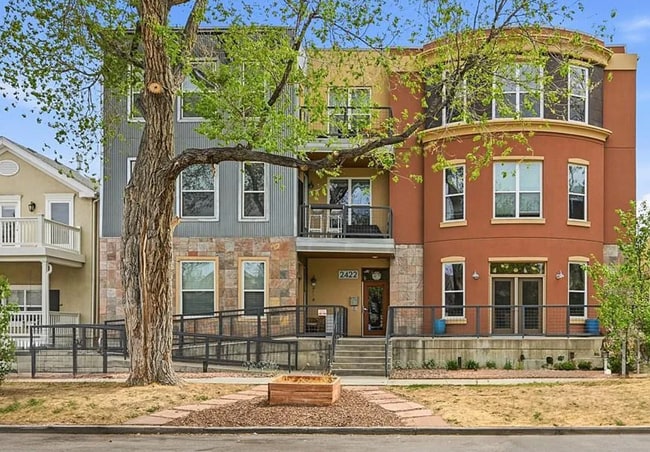 Building Photo - 2422 Tremont Pl
