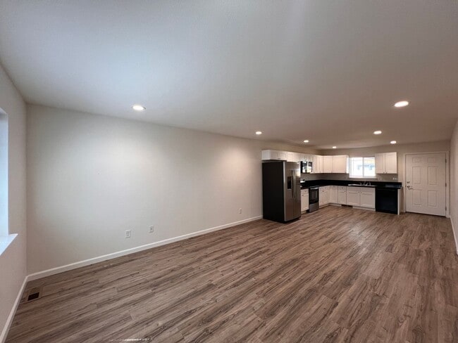 Building Photo - 565-567 Churchill (Duplex)