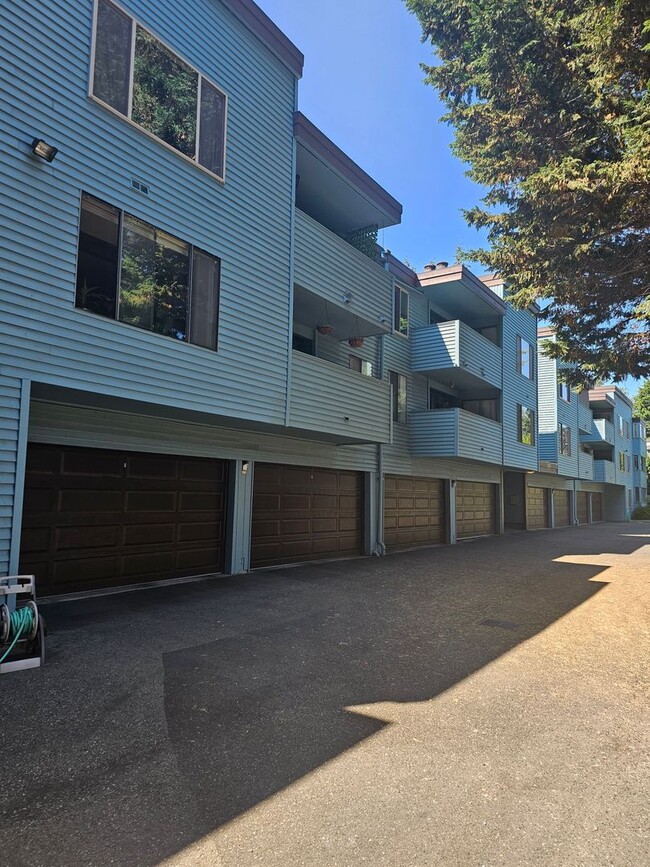 Foto del edificio - Burien condo - 2 bedroom 1.25 bathroom wit...