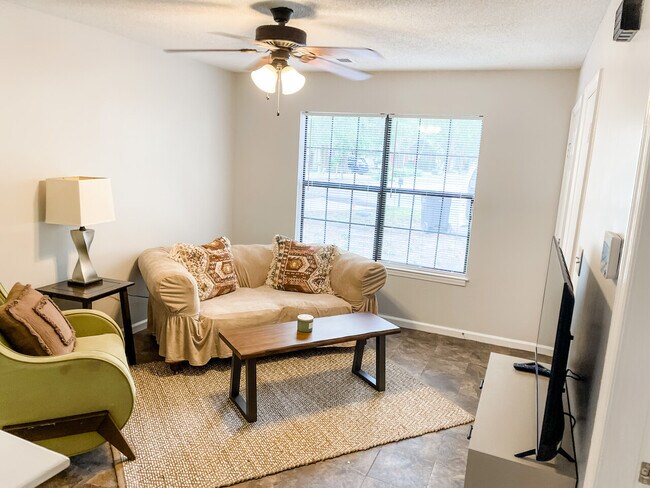 Building Photo - Newly Updated Furnished 2 bed 1 bath