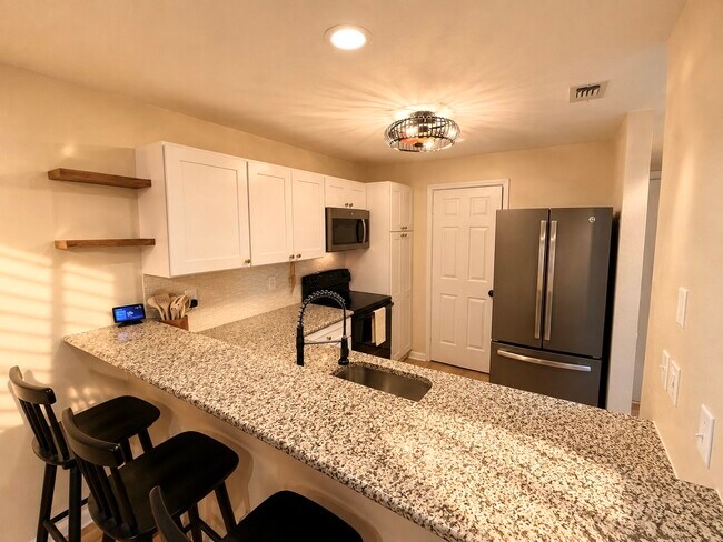 Cocina con barra de desayuno - 608 Squire Ln