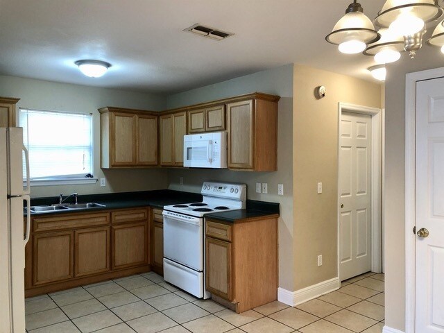 Building Photo - 3261 Sawtooth Dr