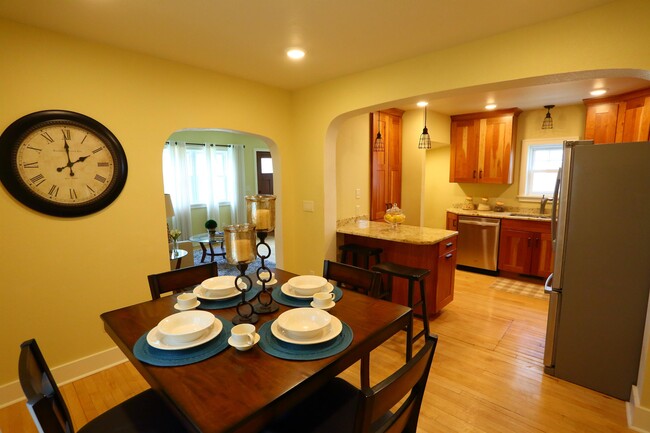 Foto del edificio - 206 3rd Ave NW