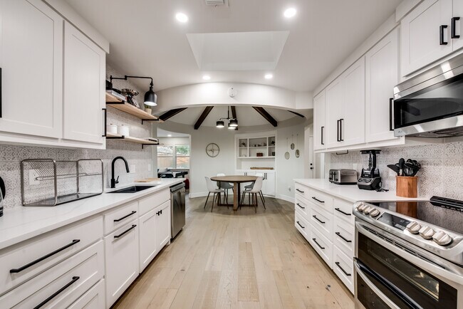 Foto del edificio - 2836 Meadowbrook Dr