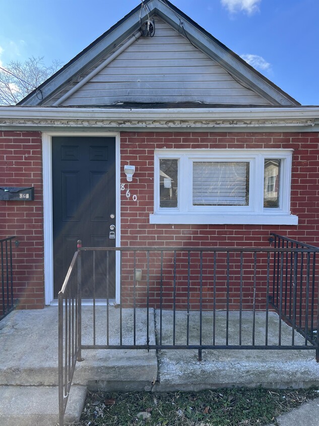 Primary Photo - 860 Charles Ave