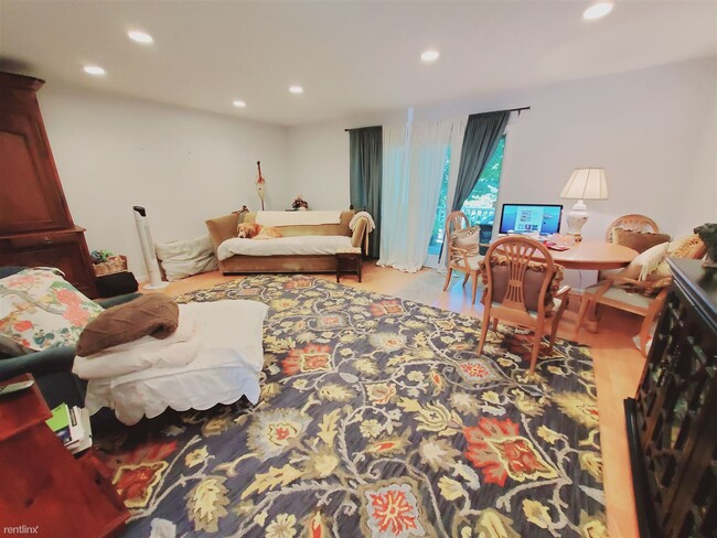 Foto del edificio - 3 br, 1.5 bath Townhome - 33 Talbot Ln Apt 11