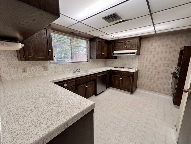 Foto del edificio - $2,350 Maroa & Sierra, 4 Bedroom - W. Elle...