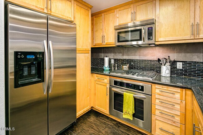 Building Photo - 931 E Walnut St