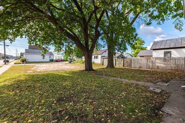 Building Photo - Renovated 2 Bedroom House