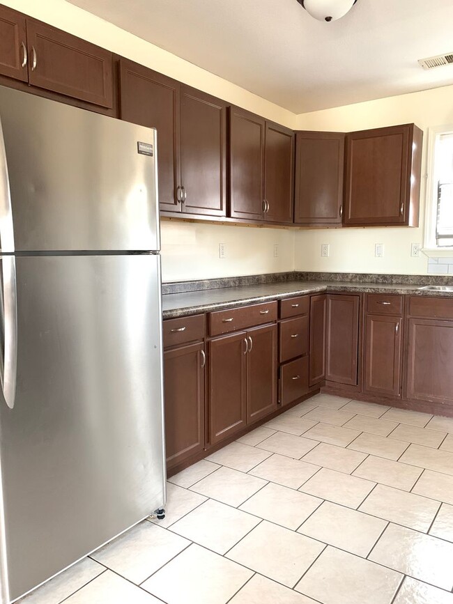 Foto del edificio - 2Bed 1 Bath Fenced Backyard!