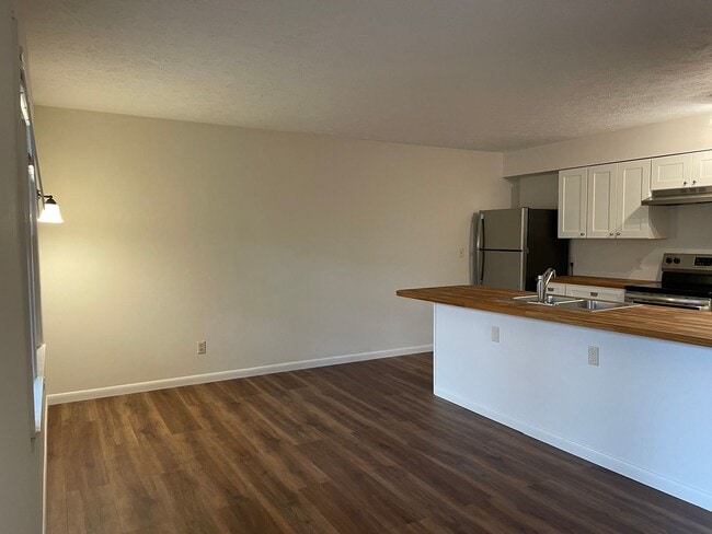 Building Photo - Freshly Renovated 1 bedroom convenient to ...