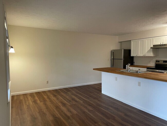 Foto del edificio - Renovated Quadplex unit in rural setting close to exit 113