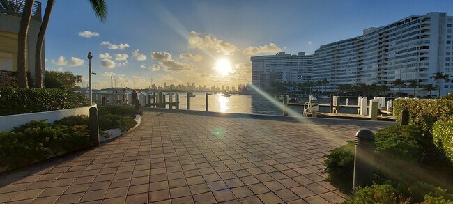 Foto del edificio - 1658 Bay Rd