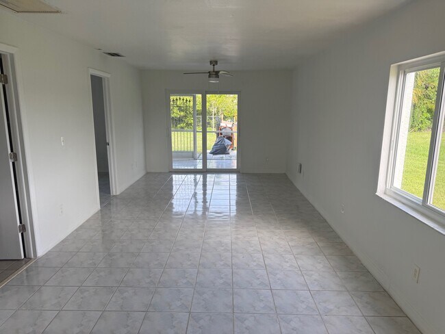 Foto del edificio - 214 Cultural Park Blvd S