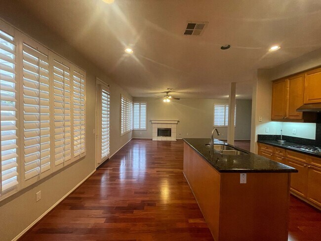 Foto del edificio - Welcome to this spacious two-story four-be...
