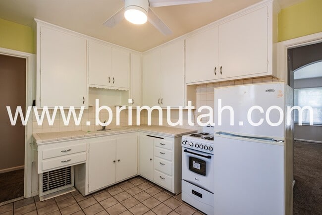 Building Photo - 2364 E Redondo Ave