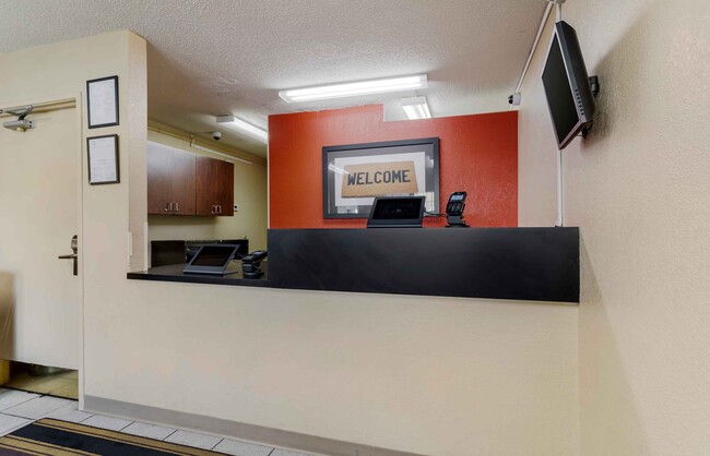 Lobby and Guest Check-in - Furnished Studio - Chattanooga