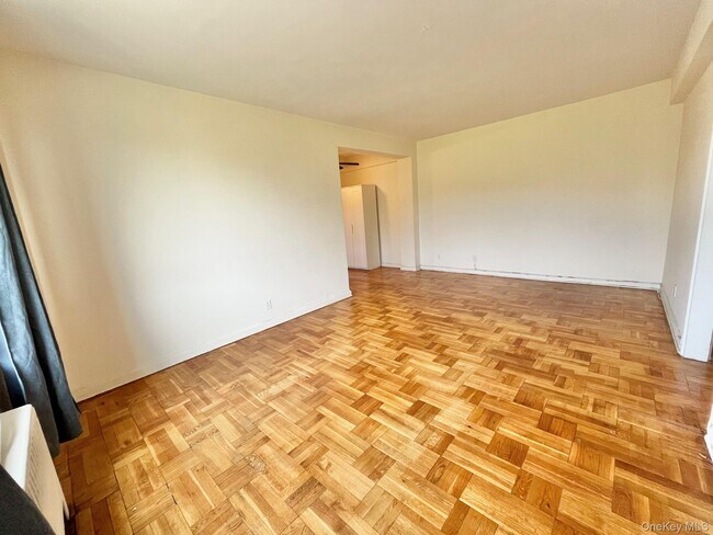 Foto del edificio - 210 Pelham Rd