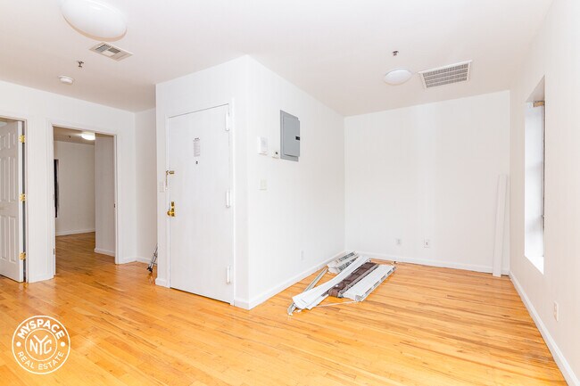 Building Photo - 120 Leonard St