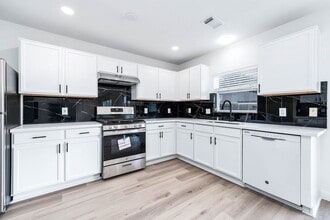 Building Photo - 10218 Dr Peridot Cove