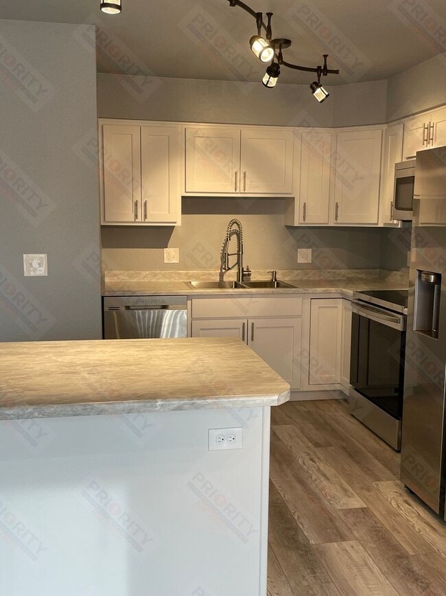 Building Photo - 3 bedroom Remodeled Townhome