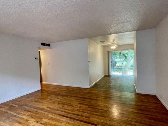 Building Photo - 2 BED 1.5 BATH SINGLE DUPLEX