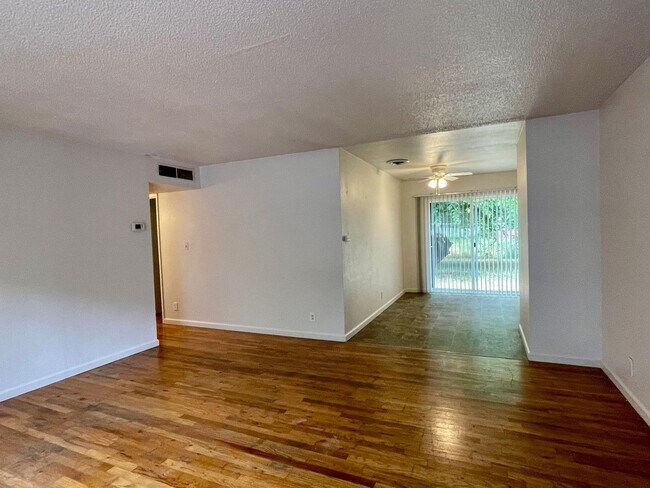 Foto del edificio - 2 BED 1.5 BATH SINGLE DUPLEX