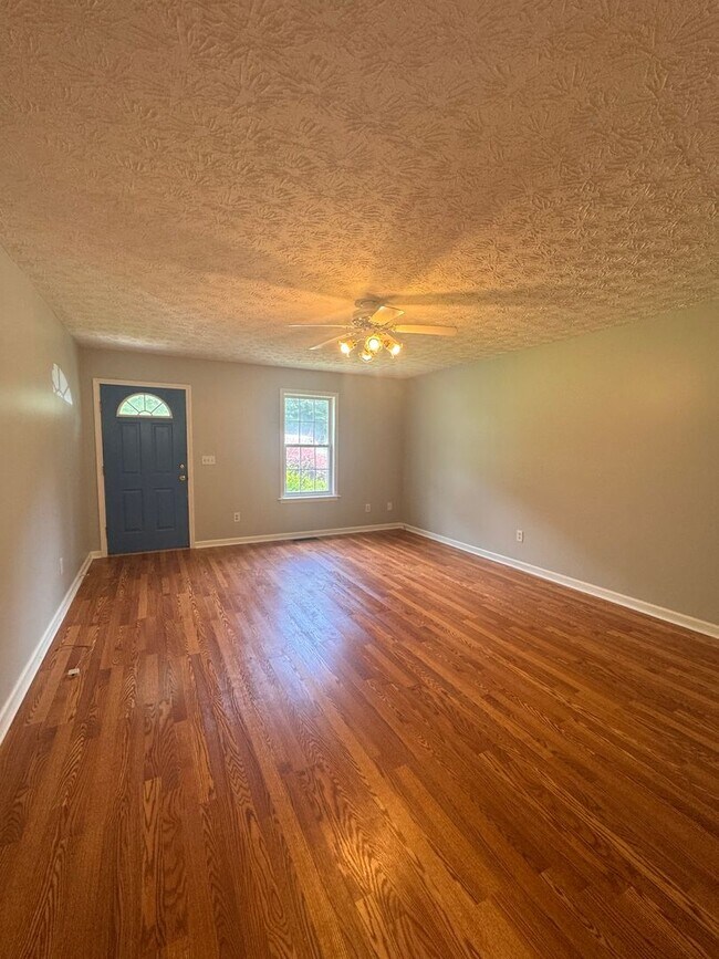 Foto del edificio - Beautiful 3BR Home for Rent in Toccoa, GA with Fenced Yard & 2-Car Garage