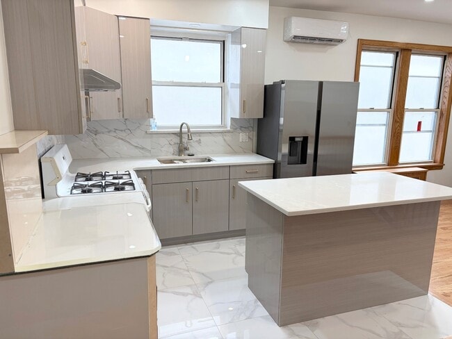 Building Photo - 2237 W 1st St