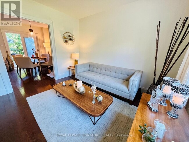 Building Photo - 372 Roehampton Ave