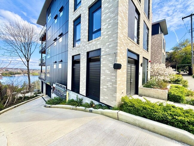 Building Photo - 2514 Dexter Ave N