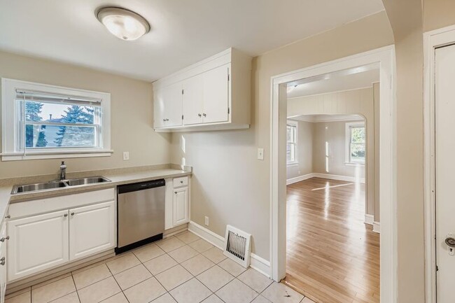 Building Photo - 16855 Sayre Ave