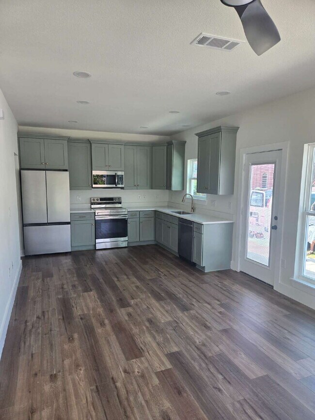 Building Photo - New Construction, 3 bed 3 bath near downtown!