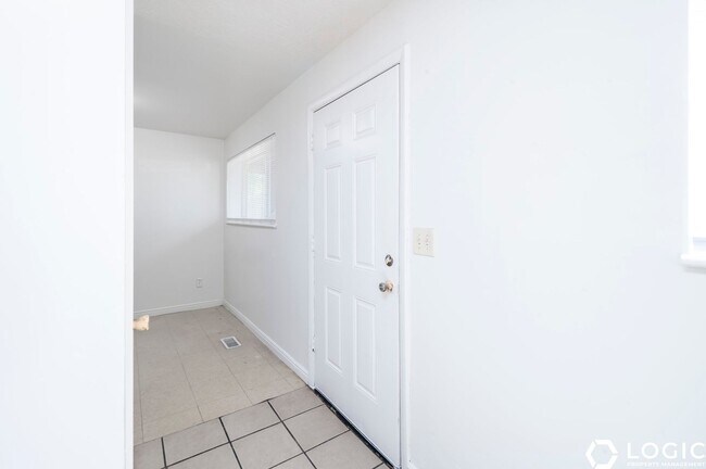 Foto del edificio - 1600 Ivy Cir