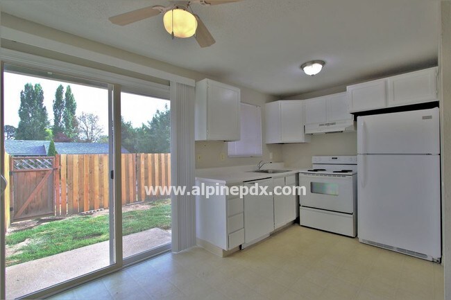 Building Photo - 2 Bedroom Single Level - end unit