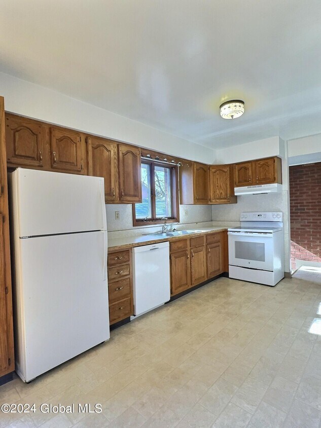 18 Peter Dr Unit A, Colonie, NY 12205 Room for Rent in Colonie, NY