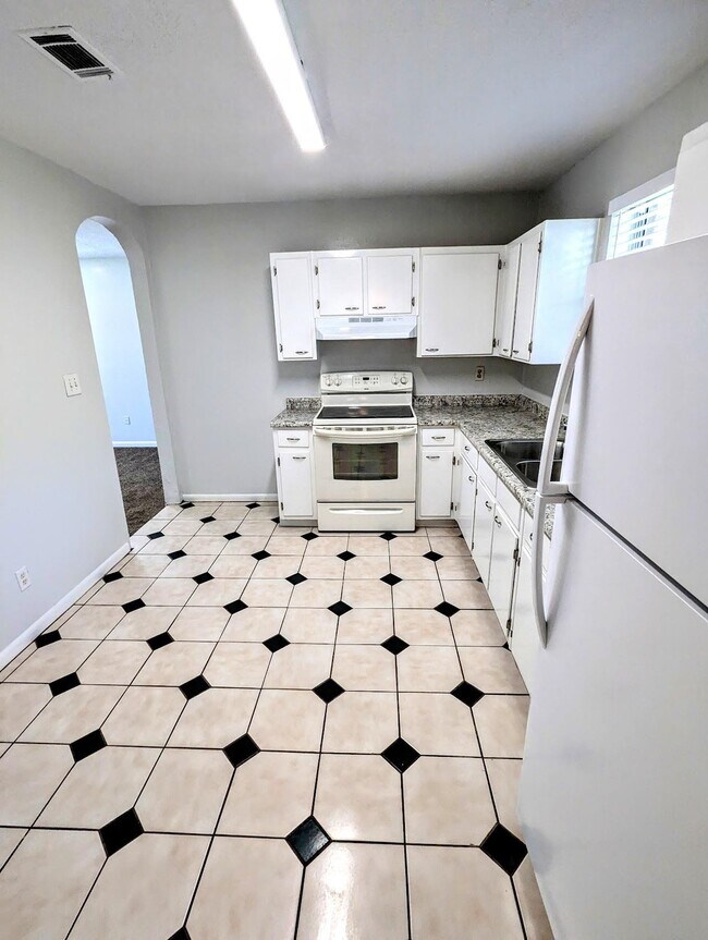 Building Photo - 2301 Belle Vue Way