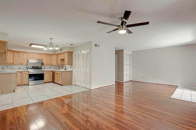 Foto del edificio - 10309 Briar Forest Dr